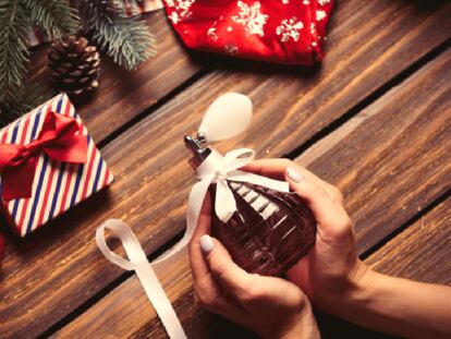 Las colonias y perfumes se cuelan siempre entre los artículos más regalados en Navidad. GETTY IMAGES