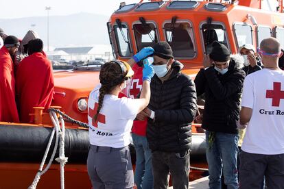 Llegada de personas rescatadas en una patera al puerto de Motril, en Granada, el pasado jueves.