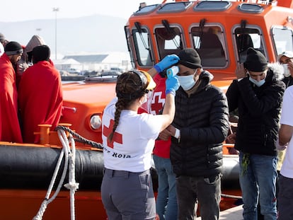 Llegada de personas rescatadas en una patera al puerto de Motril, en Granada, el pasado jueves.
