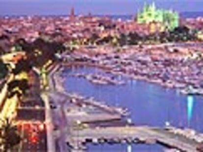 La catedral de Palma de Mallorca, la Seu, es uno de los ejemplos más exquisitos del gótico europeo. En la fotografía aparece detrás del Real Club Náutico.
