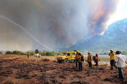 Bombero tratan de apagar el incendio forestal em Chubut.