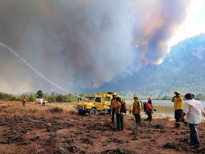 Bombeiro tenta apagar o incêndio florestal em Chubut.