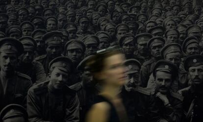 Una mujer pasa ante una foto de soldados rusos durante la Primera Guerra Mundial. La imagen formará parte de una exposición en Moscú para conmemorar el centenario de la contienda.
