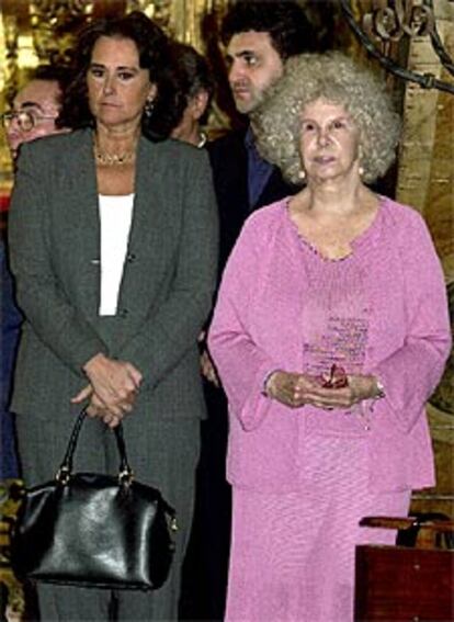 Cayetana Fitz-James Stewart, Duquesa de Alba, y la esposa del torero Curro Romero, Carmen Tello, han acudido a dar su último adiós al cantaor Juanito Valderrama en la capilla ardiente instalada en la antigua Iglesia de San Luis de los Franceses en Sevilla.