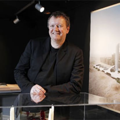 El arquitecto noruego Kjetil Thorsen en su exposición del Colegio Oficial de Arquitectos de Madrid.