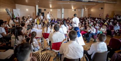 Los chicos de 'La Música del Reciclaje' durante una audición de fin de curso ofrecida en un centro cultural de Vallecas (Madrid).