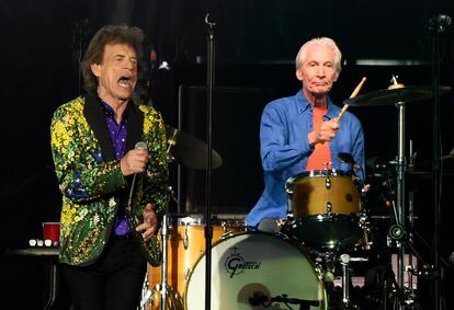 Charlie Watts se apresenta ao lado de Mick Jagger, durante um show no Rose Bowl, Pasadena, em 2019.