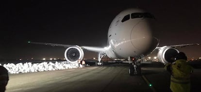 Avión de la alianza Skyteam atascado en el hielo de una de las calles de rodadura del aeropuerto de Madrid-Barajas.