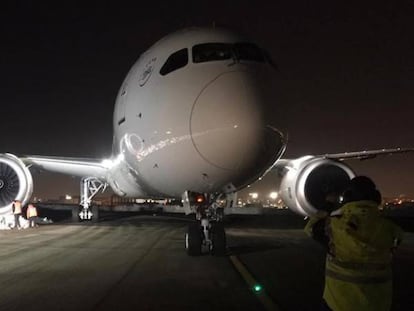 Avión de la alianza Skyteam atascado en el hielo de una de las calles de rodadura del aeropuerto de Madrid-Barajas.