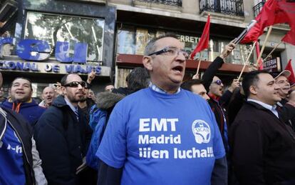 Protesta de los trabajadores de la EMT frente a la sede del PP.