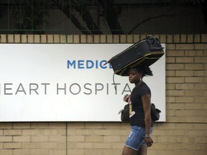 Una mujer pasa ante el hospital donde se cree que está Mandela.