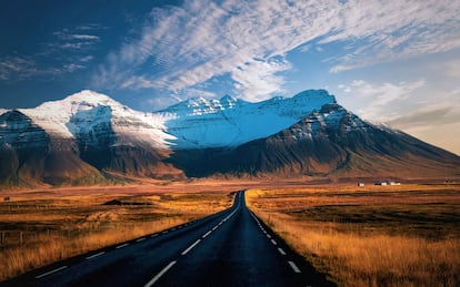 The Ring Road

Estas son las vistas que te esperan si te decides a rodear Islandia a través de la ruta con forma de anillo, que recorre la isla en su totalidad y cuyo punto de partida suele ser la capital, Reikiavik.