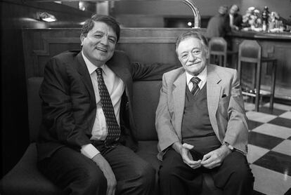 Mario Benedetti a compaña a Sergio Ramírez en la presentación de su libro 'Cuentos completos', en Madrid a últimos de 1998.