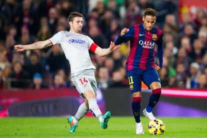 Neymar domina el balón frente a Gabi. 