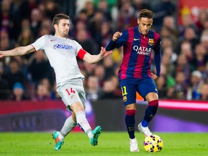 Neymar domina el balón frente a Gabi. 