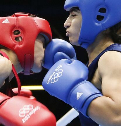 La boxeadora irlandesa Katie Taylor (de rojo) pelea contra Mavzuna Chorieva de Tajikistan.