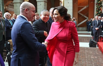 El delegado de Gobierno en la Comunidad de Madrid, Francisco Martín, saluda a la presidenta regional, Isabel Díaz Ayuso, en Madrid, en el acto de la Constitución de 2023.