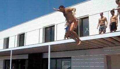 Un jove practica 'balconing' en un hotel.