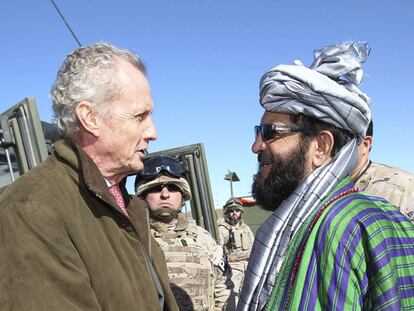 El ministro de Defensa, Pedro Morenés, saluda al gobernador de Bagdhis, ayer en Qala-i-Naw.