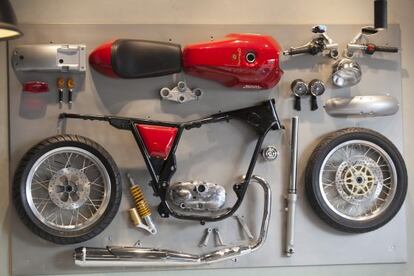 Piezas de una moto de Royal Enfield.