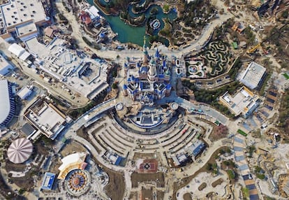 Vista aérea del primer parque temático de Disney en la República Popular China, Disneyland Shanghai, en Shanghái (China).
