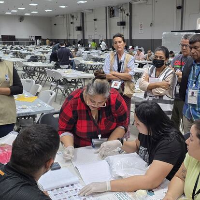 Escrutinio especial de al menos 2.792 actas con inconsistencias, en Tegucigalpa (Honduras), el 18 de diciembre.