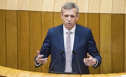 Alfonso Rueda, en la tribuna del Parlamento gallego.