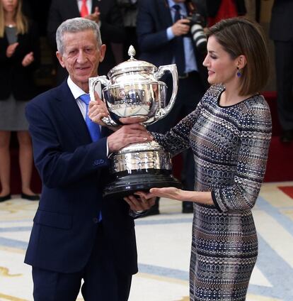 Los Reyes entregan los premios del Deporte, en un acto celebrado en el palacio de El Pardo. Premio Reina Letizia a Carolina Marín, recoge el premio su padre.