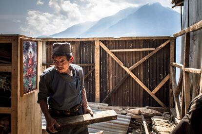 Un hombre se afana en la reconstrucción de su hogar, en al aldea de Grang, en el valle de Langtang.