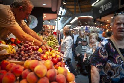 Comprados y tenderos en el mercado de Sant Antoni en Barcelona