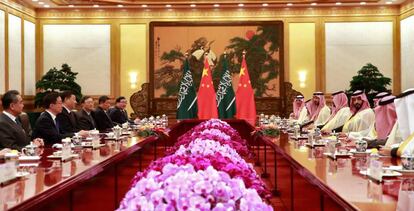 El príncipe saudí, Mohamed Bin Salmán, y su comitiva se reúnen con el presidente chino, Xi Jinping.