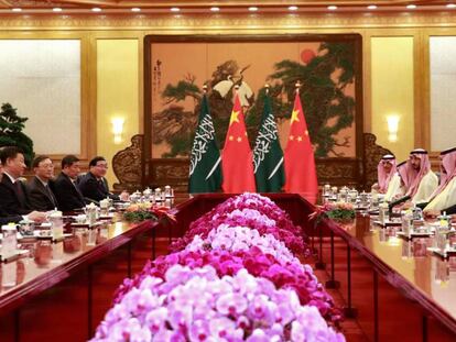 El príncipe saudí, Mohamed Bin Salmán, y su comitiva se reúnen con el presidente chino, Xi Jinping.