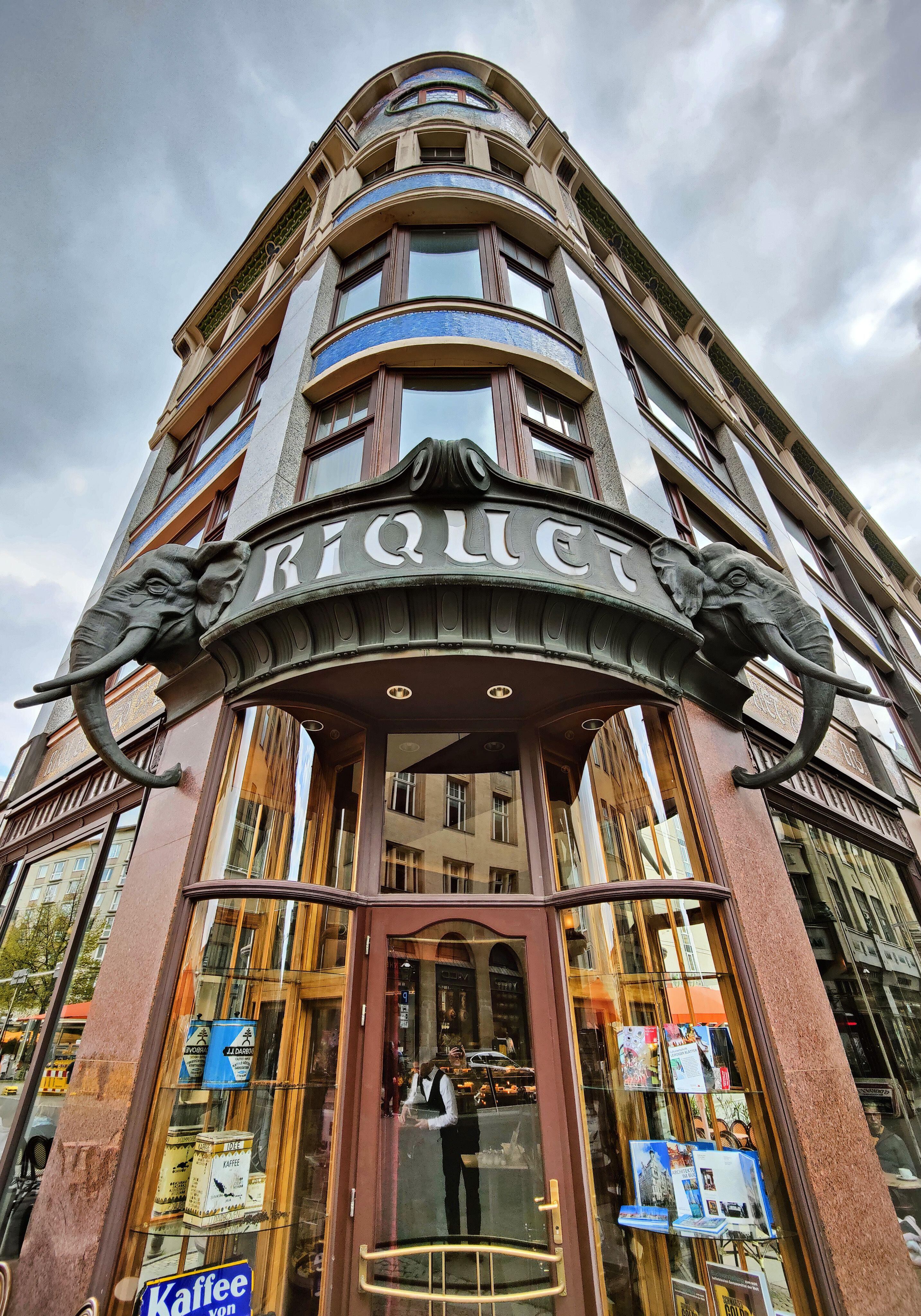 Los característicos elefantes en la fachada del Kaffeehaus Riquet, un lugar estupendo para tomar un café.