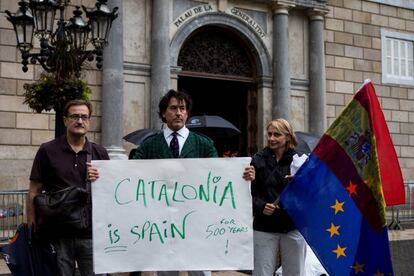 Álvaro de Marichalar protesta ante el Palau de la Generalitat.