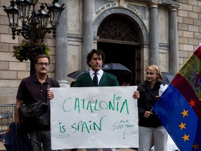 Álvaro de Marichalar protesta ante el Palau de la Generalitat.