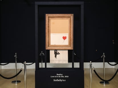 ‘Love is in the Bin’, obra subastada en Sotheby's en 2018. Originalmente, la pieza se titulaba ‘Girl with Balloon’, pero el lienzo pasó por una trituradora de papel en el momento en el que cayó el mazo, dando lugar a la primera obra de arte de la historia creada en directo en una subasta.