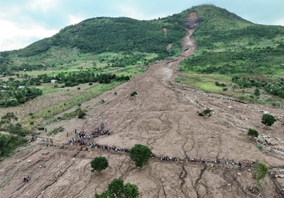 Una imágen aérea de la aldea de Mtauchira muestra la destrucción causada por un deslizamiento de tierra, producido a causa del ciclón Freddy en Blantyre, al sur de Malaui, este jueves.