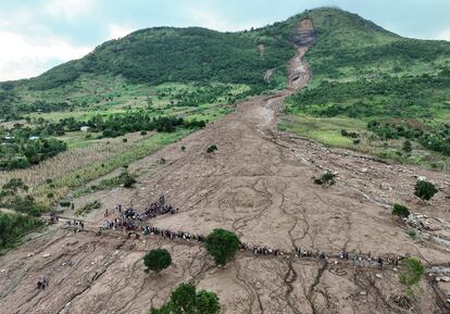 Una imágen aérea de la aldea de Mtauchira muestra la destrucción causada por un deslizamiento de tierra, producido a causa del ciclón Freddy en Blantyre, al sur de Malaui, este jueves.