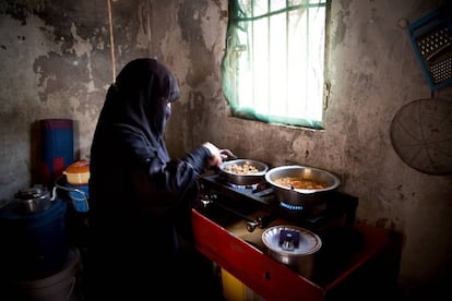 Una mujer prepara el almuerzo con la asistencia alimentaria de recibe del PMA. La familia, desplazada interna, ha podido comprar recientemente un hornillo de gas después de meses quemando cartones para cocinar.