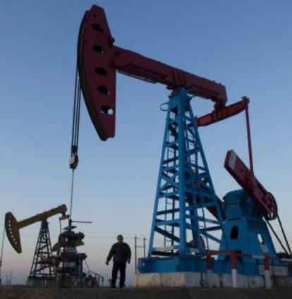 Un trabajador bajo un pozo de petróleo en Gudong, en China