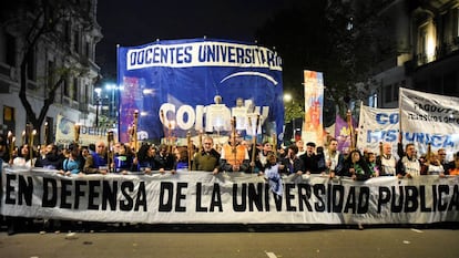 Manifestación de profesores agrupados en Conadu a favor de la universidad pública.