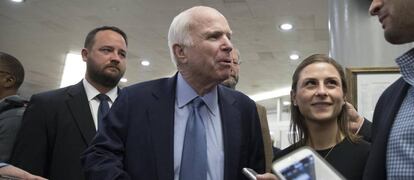 El senador republicano de Arizona John McCain responde las preguntas de la prensa cerca del Senado antes de votar en el Capitolio.