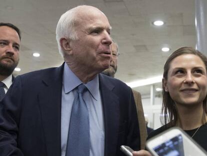 El senador republicano de Arizona John McCain responde las preguntas de la prensa cerca del Senado antes de votar en el Capitolio.