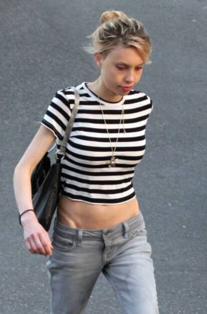 Chloe, la hija de Olivia Newton John, de compras con su madre tras salir de una clínica médica en Los Ángeles, en 2007.