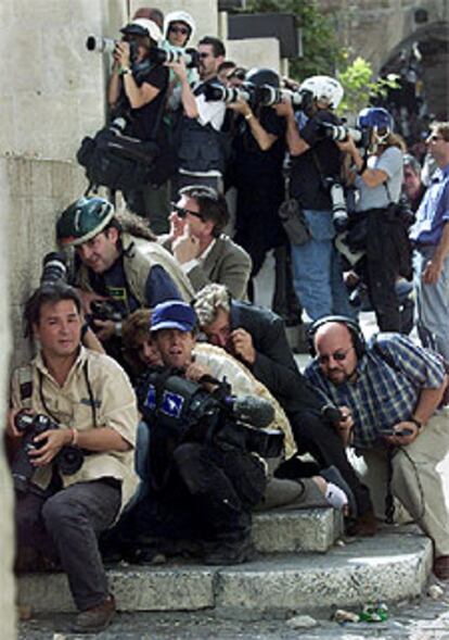 Periodistas gráficos y radiofónicos cubren una manifestación en Jerusalén.