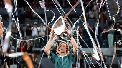 Rublev alza el trofeo de campeón en la Caja Mágica de Madrid.