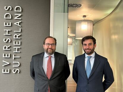 Jacobo Martínez, socio director de Eversheds Sutherland en España (izquierda) y José Fernández (derecha).