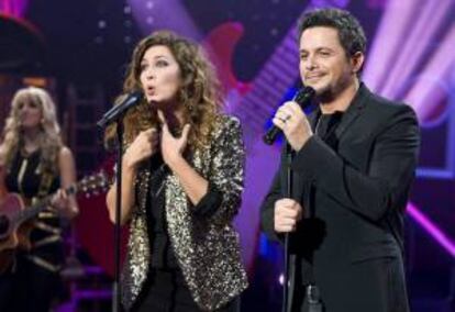 Los cantantes Alejandro Sanz (i) y Estrella Morente durante el programa "La msica no se toca" que emitir La 1 de TVE el da de Nochebuena. EFE/RTVE