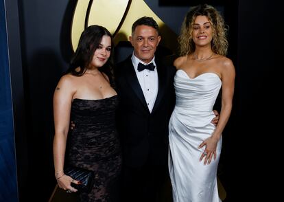 El cantante Alejandro Sanz, su hija Manuela Sánchez y su novia, la actriz Candela Márquez, en la Gala Persona del Año, como parte de los eventos que rodean a la 25ª Entrega Anual de los Grammy Latinos, el 13 de noviembre de 2024 en Miami.