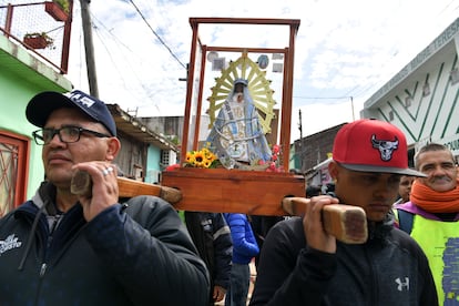 Feligreses llevan una figura de la Virgen de los Milagros de Caacupé, frente a cuya iglesia se celebró la misa.